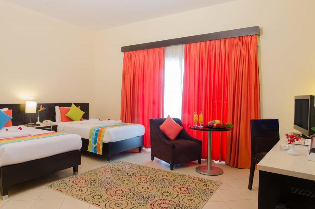 Swiss Inn Teda Hotel & Aqua Park Ajn-Szuhna Szoba fotó